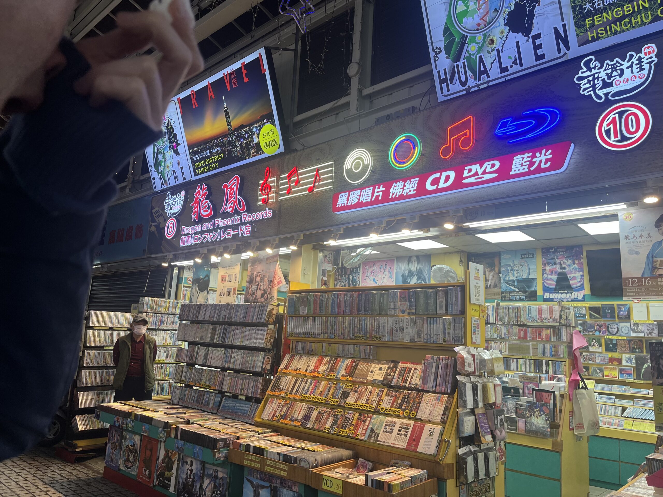 6 Must-Read Books for a Relaxing Vacation in Southeast Asia